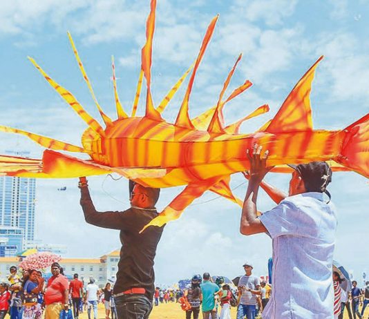 ගාලු මුවදොර හැඩකරන සරුංගලේ කතාව…