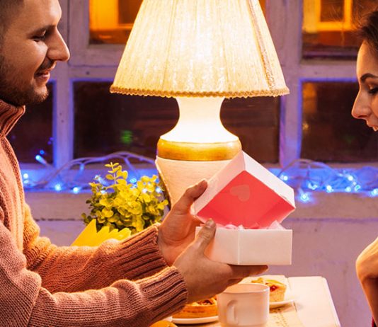 ඔයාගේ පෙම්වතියට ගැළපෙනම තෑග්ග තෝරගන්නේ කොහොමද..?